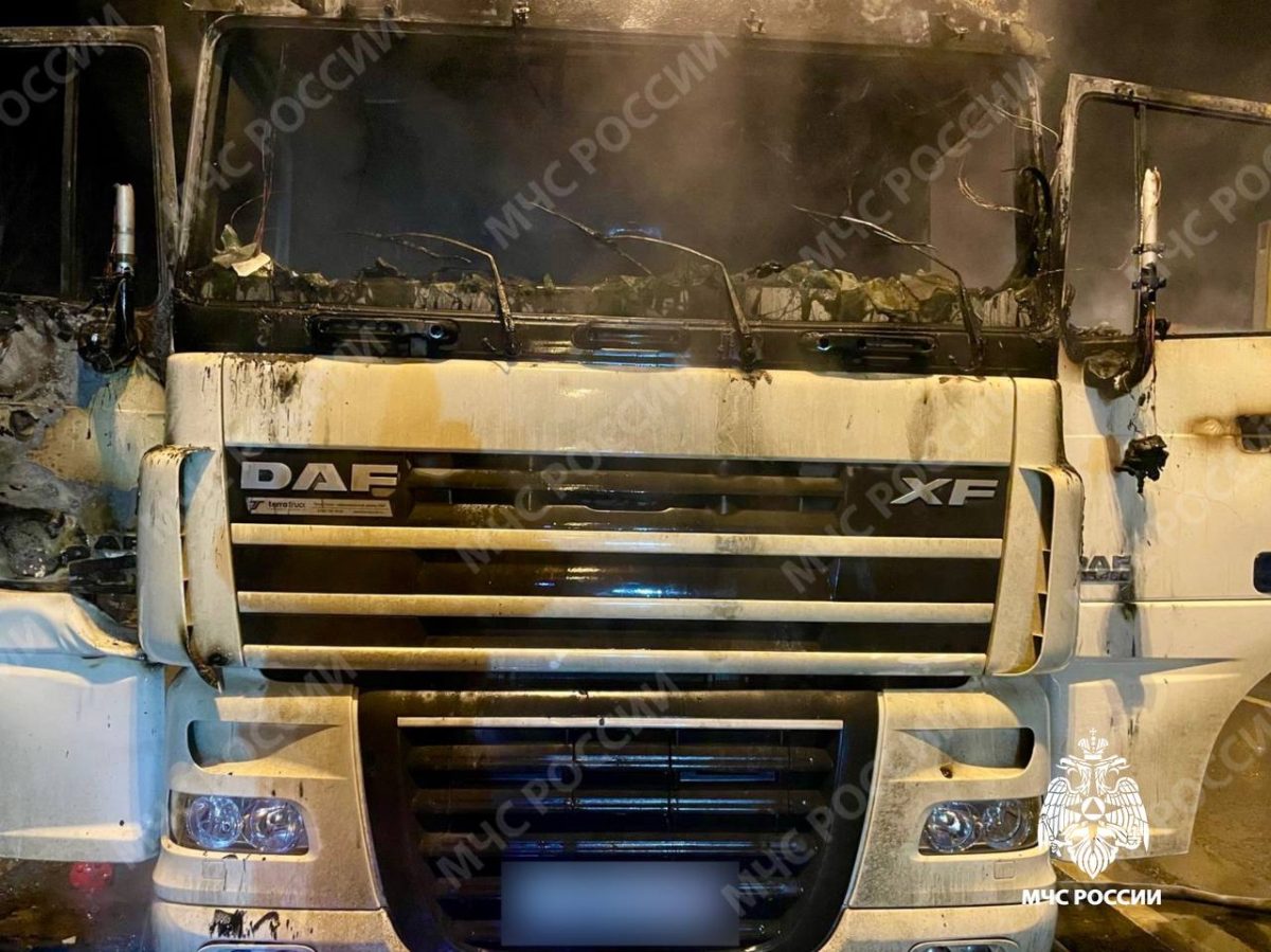 На трассе в Тверской области на ходу загорелся большегруз