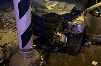 В Тверской области два человека пострадали в столкновении иномарки с большегрузом и столбом В Тверской области два человека пострадали в столкновении иномарки с большегрузом и столбом