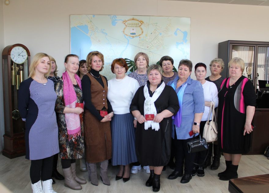 Глава Вышневолоцкого округа вручила сельским старостам удостоверения