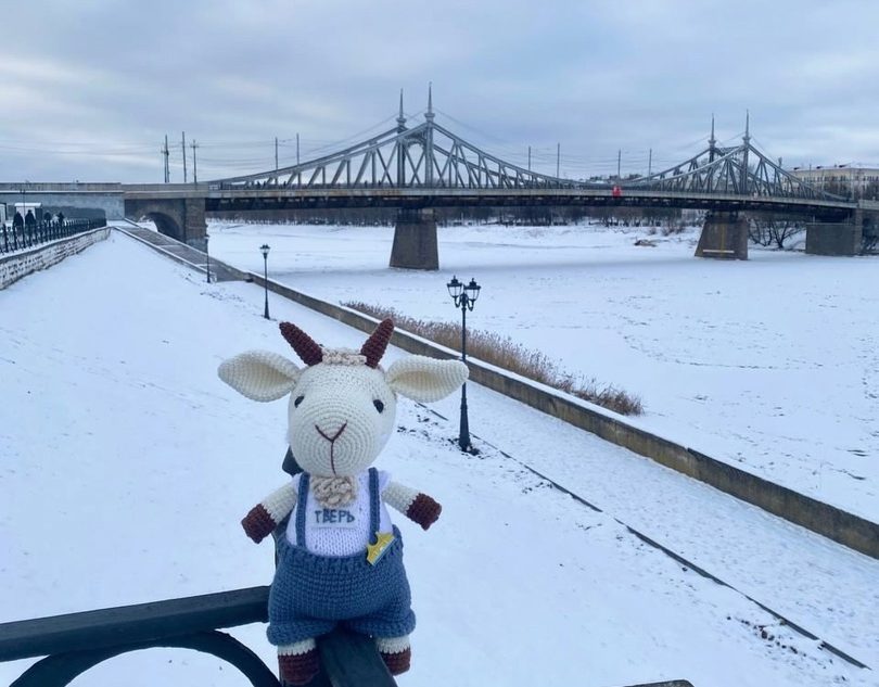 По центральным улицам Твери гуляет вязаный козел