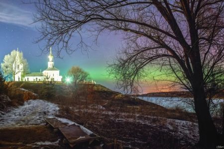 Жители Тверской области запечатлели церковь на фоне северного сияния Жители Тверской области запечатлели церковь на фоне северного сияния