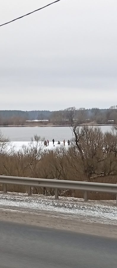 В Тверской области рыбаки устроили массовое скопление на тонком льду В Тверской области рыбаки устроили массовое скопление на тонком льду
