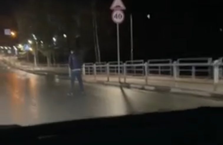 Мужчина в Тверской области решил прогуляться по трассе