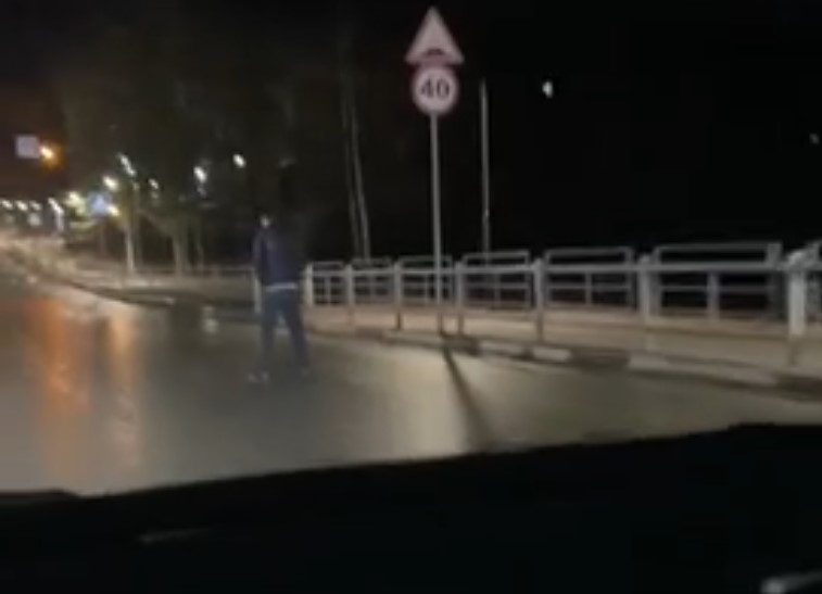 Мужчина в Тверской области решил прогуляться по трассе