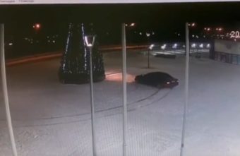 В Твери задержали водителя Мерседеса, устроившего дрифт вокруг елки В Твери задержали водителя Мерседеса, устроившего дрифт вокруг елки