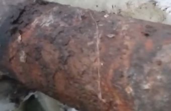 В Тверской области рядом со школой прорвало трубу с горячей водой В Тверской области рядом со школой прорвало трубу с горячей водой