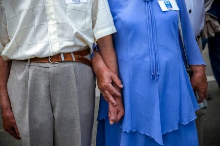 Ученые рассказали, как правильно поддержать человека Ученые рассказали, как правильно поддержать человека