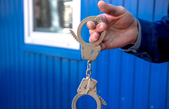 Из-за 4 тысяч рублей жители Тверской области напали с оружием на шиномонтажника Из-за 4 тысяч рублей жители Тверской области напали с оружием на шиномонтажника