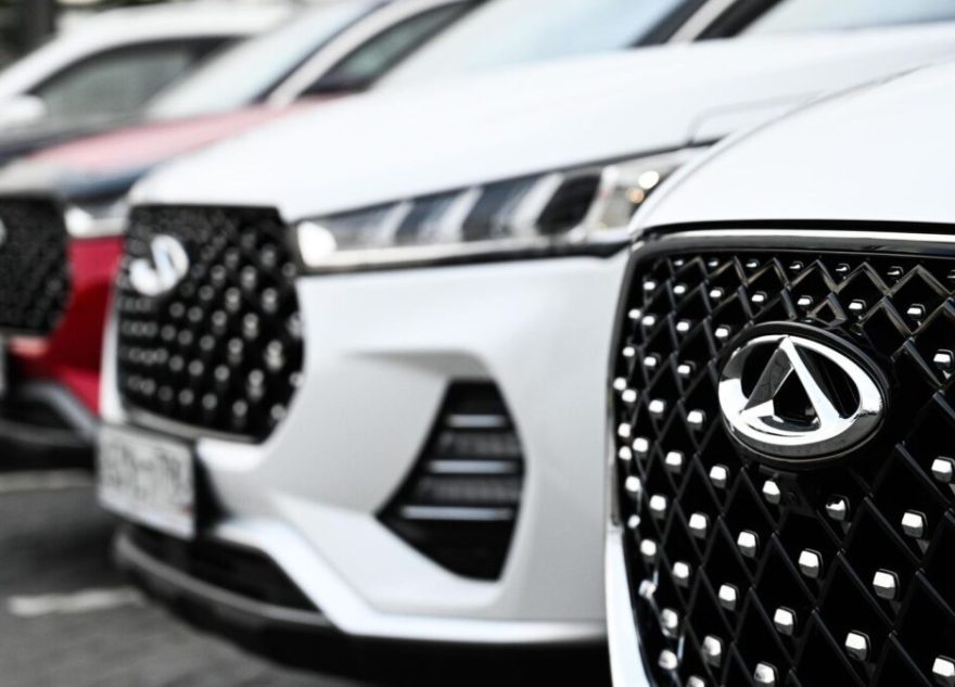 В России распродают китайские машины с миллионными скидками