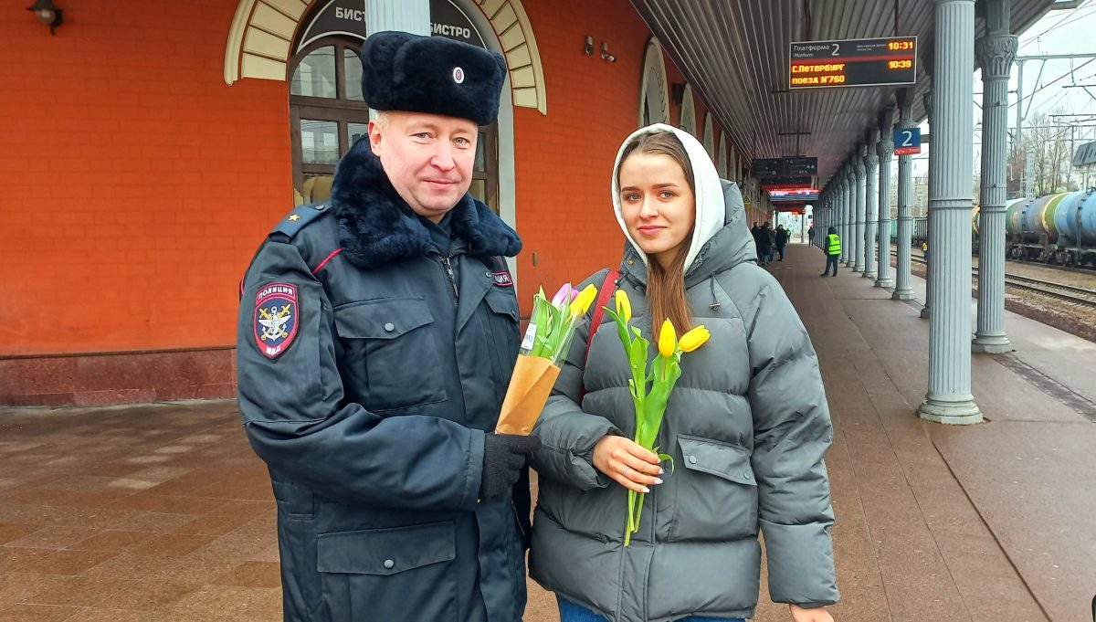 Тверские транспортные полицейские поздравили женщин с первым весенним праздником