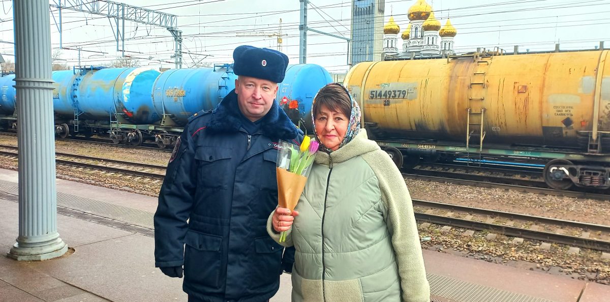 Тверские транспортные полицейские поздравили женщин с первым весенним праздником