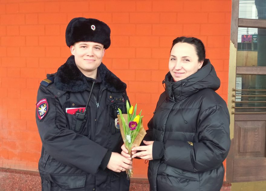 Тверские транспортные полицейские поздравили женщин с первым весенним праздником