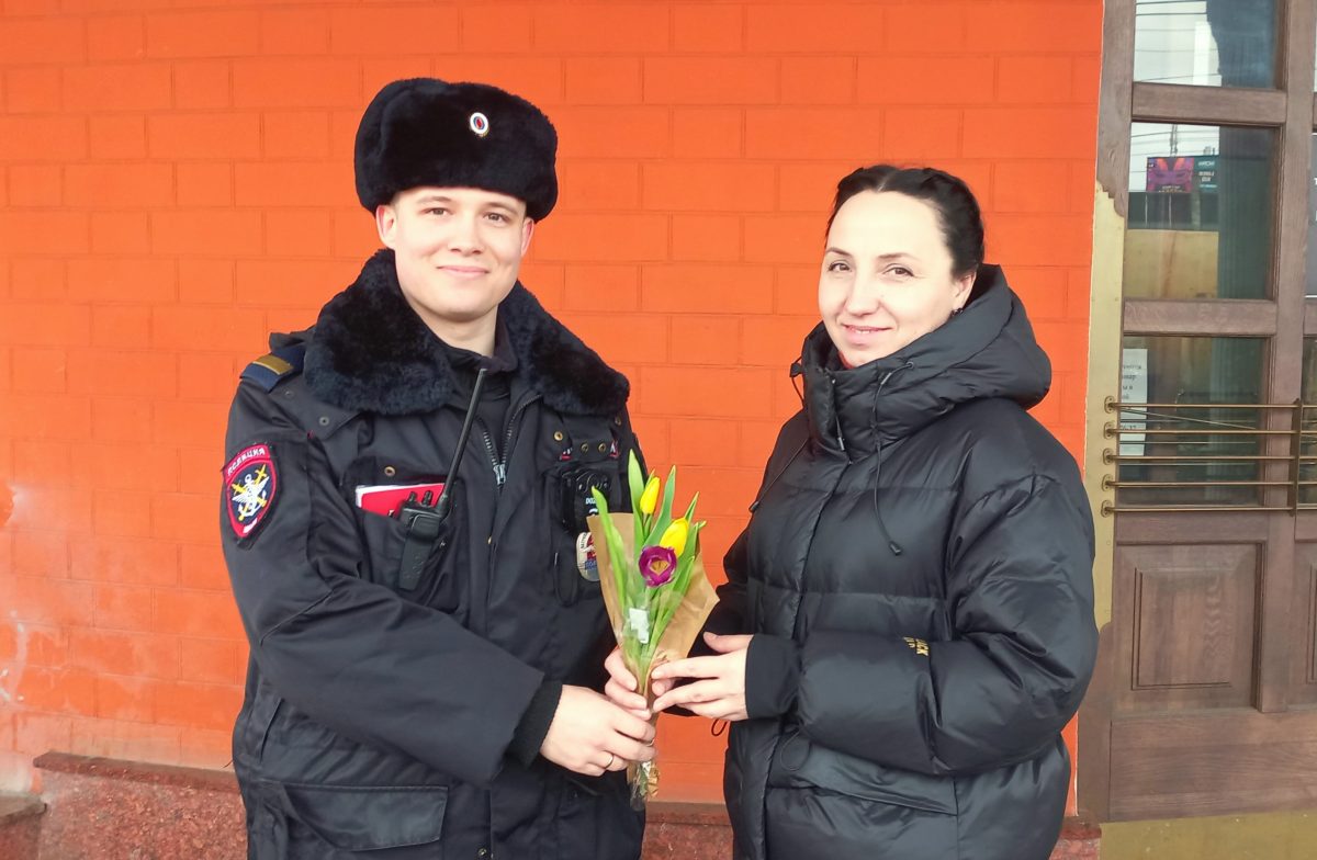 Тверские транспортные полицейские поздравили женщин с первым весенним праздником