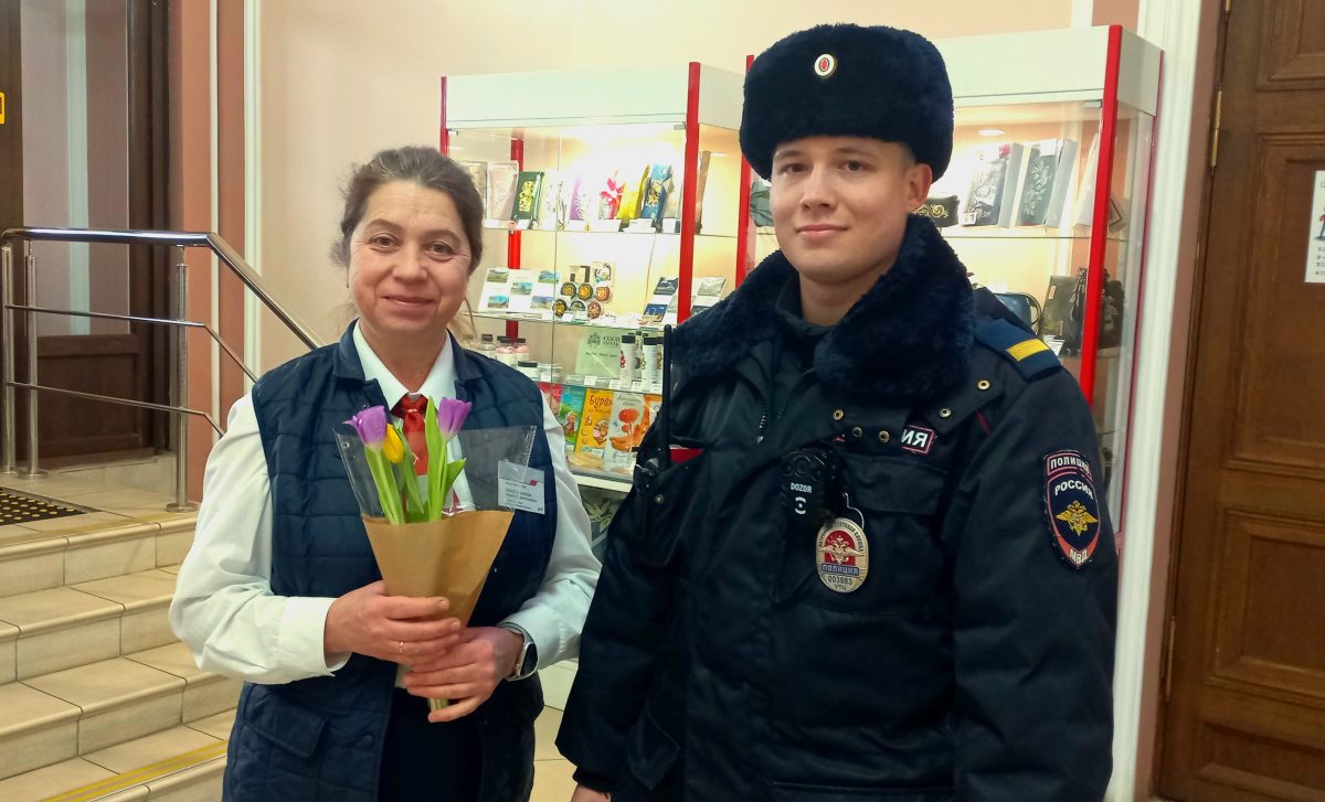 Тверские транспортные полицейские поздравили женщин с первым весенним праздником