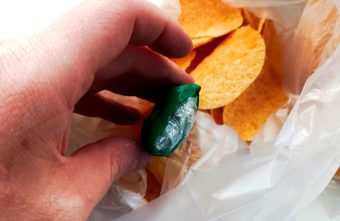 В колонии Тверской области пытались передать сок со спиртом и марихуану в чипсах В колонии Тверской области пытались передать сок со спиртом и марихуану в чипсах