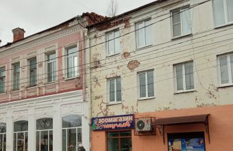 В Тверской области кирпичи летят с крыши дома прямо на пешеходную дорожку В Тверской области кирпичи летят с крыши дома прямо на пешеходную дорожку