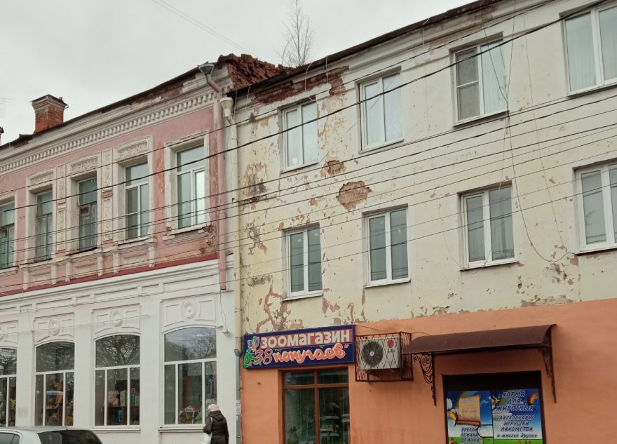 В Тверской области кирпичи летят с крыши дома прямо на пешеходную дорожку В Тверской области кирпичи летят с крыши дома прямо на пешеходную дорожку