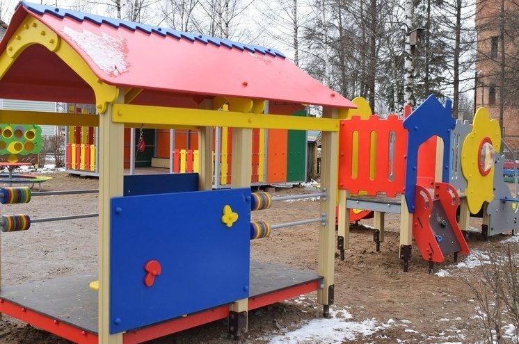 У детсада в посёлке Оленино появилась новая детская площадка У детсада в посёлке Оленино появилась новая детская площадка