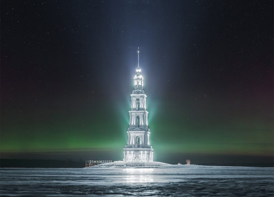 Фотограф запечатлел знаменитую колокольню в Калязине на фоне северного сияния Фотограф запечатлел знаменитую колокольню в Калязине на фоне северного сияния