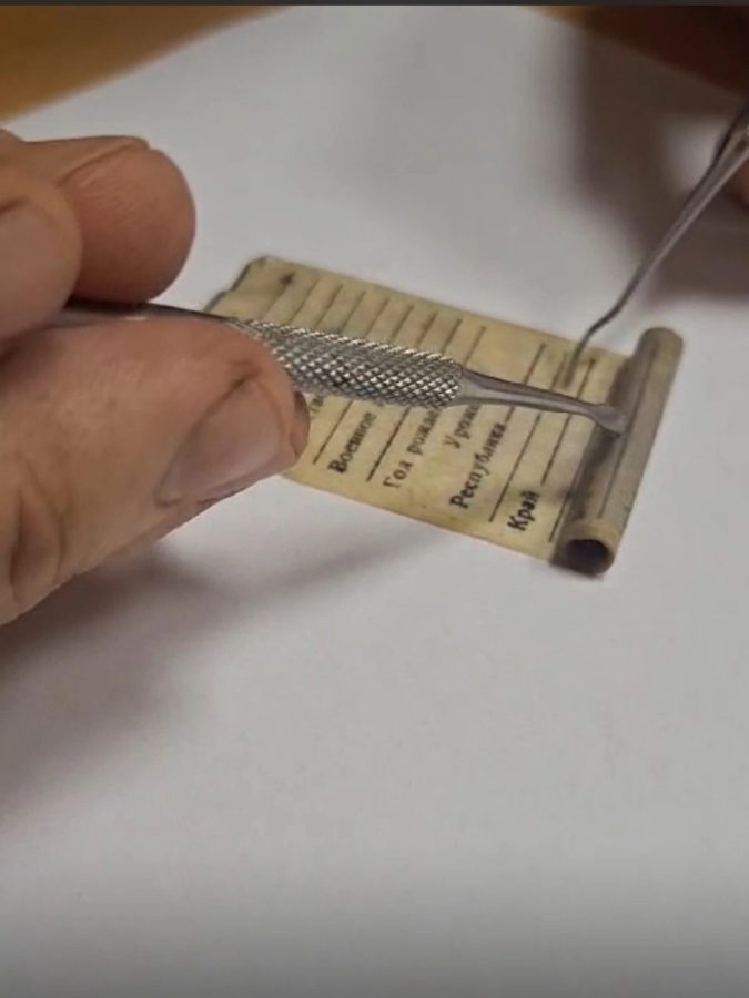 Поисковики нашли в Тверской области медальон выжившего солдата