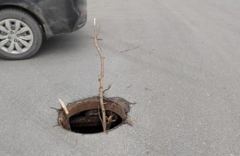 Жители Тверской области гадают, куда пропадают крышки от люков Жители Тверской области гадают, куда пропадают крышки от люков