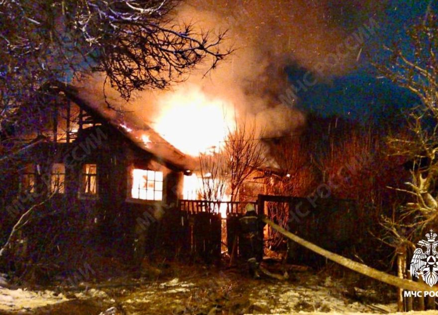 Сегодня ночью в Тверской области вспыхнул дом