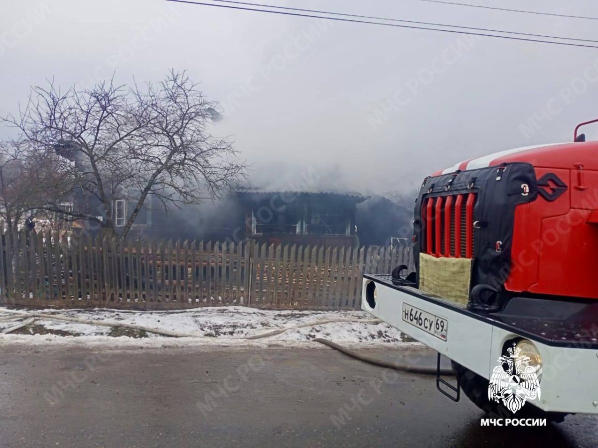 В Тверской области загорелся двухквартирный дом