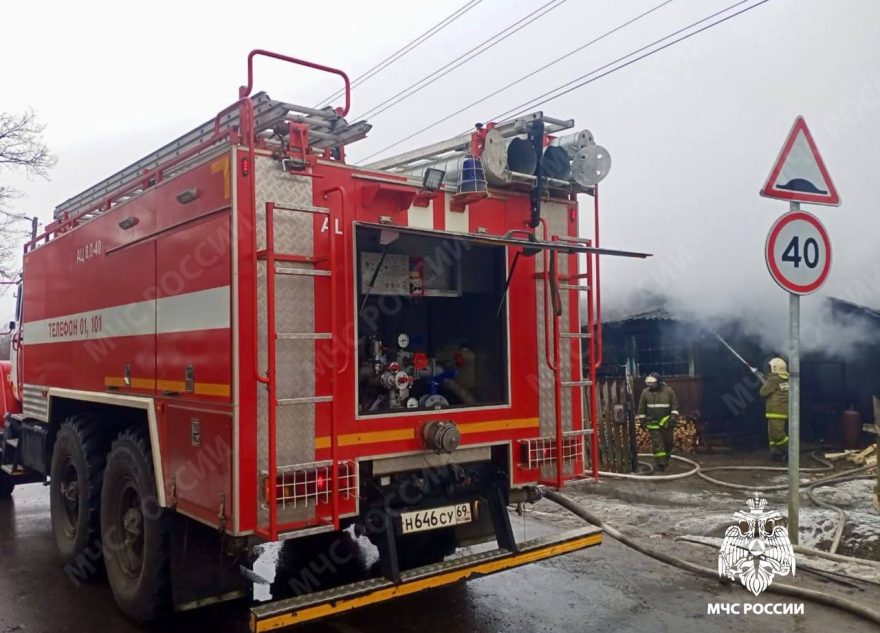 В Тверской области загорелся двухквартирный дом
