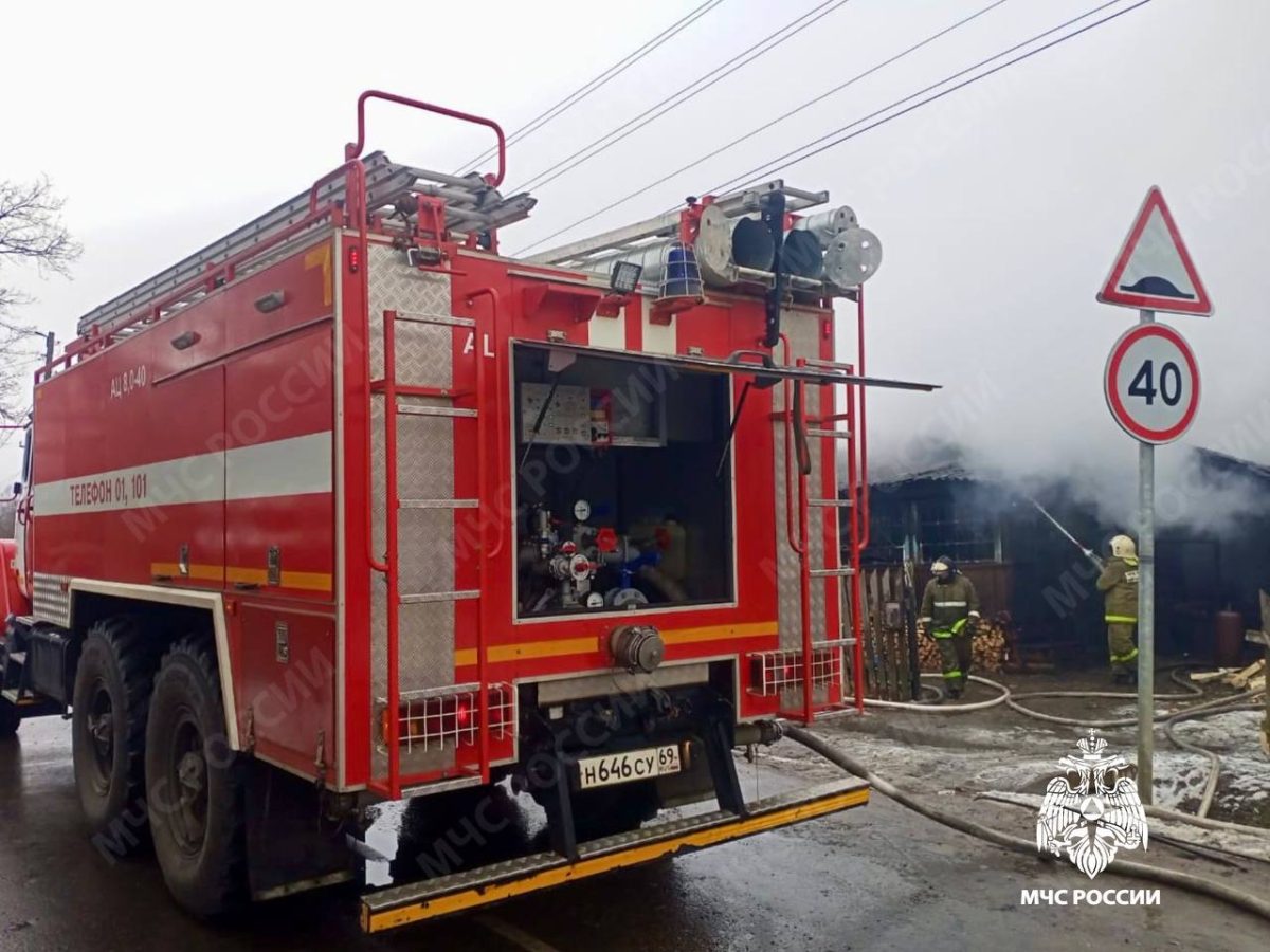 В Тверской области загорелся двухквартирный дом