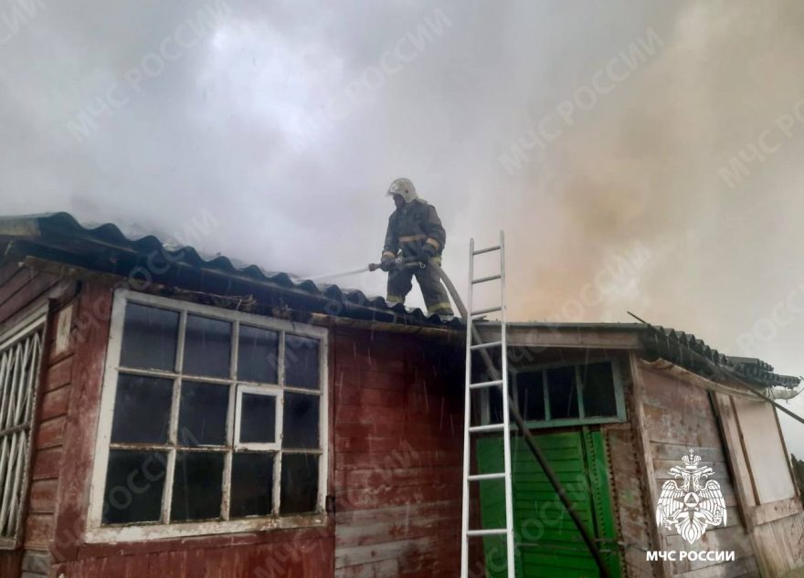 В Тверской области пожарные спасали от огня жилой дом