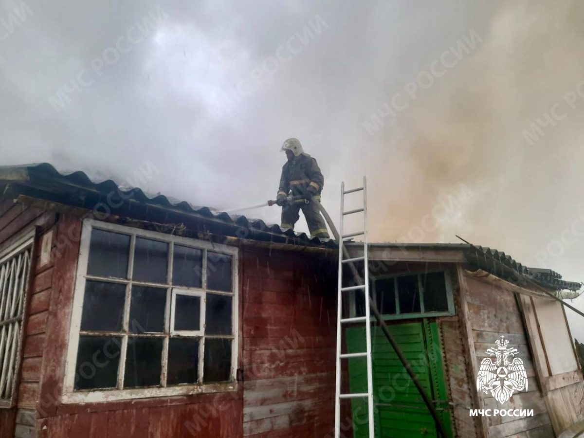 В Тверской области пожарные спасали от огня жилой дом