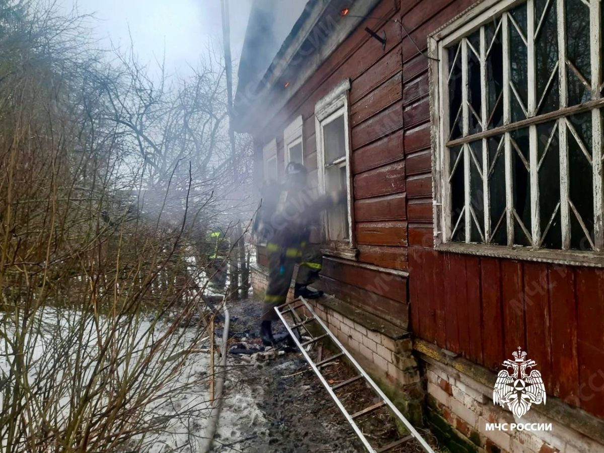 В Тверской области пожарные спасали от огня жилой дом