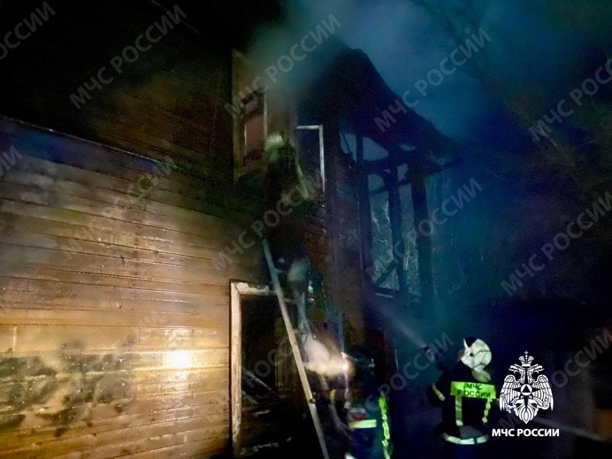 Во время пожара в Тверской области спасли трех человек