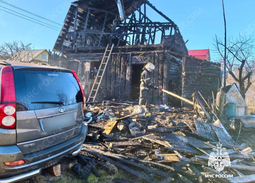 Пожарные спасли дачу и автомобиль в Тверской области