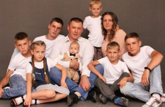 Губернатор Игорь Руденя поздравил многодетных родителей из Тверской области с высокой наградой