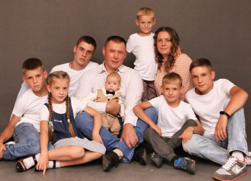 Губернатор Игорь Руденя поздравил многодетных родителей из Тверской области с высокой наградой