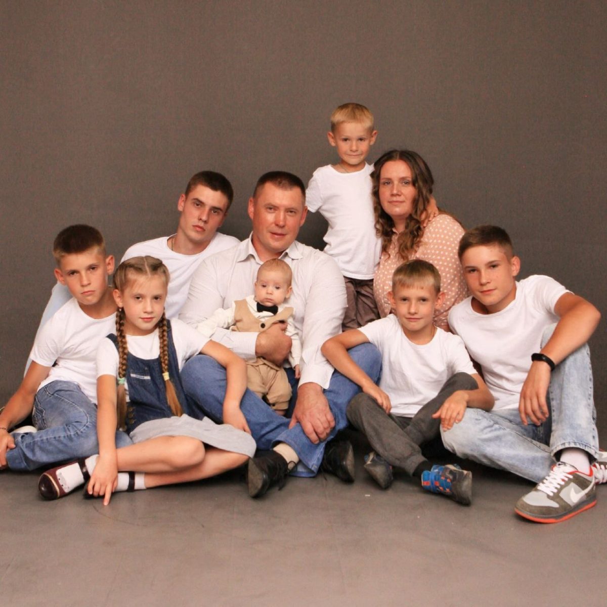 Губернатор Игорь Руденя поздравил многодетных родителей из Тверской области с высокой наградой