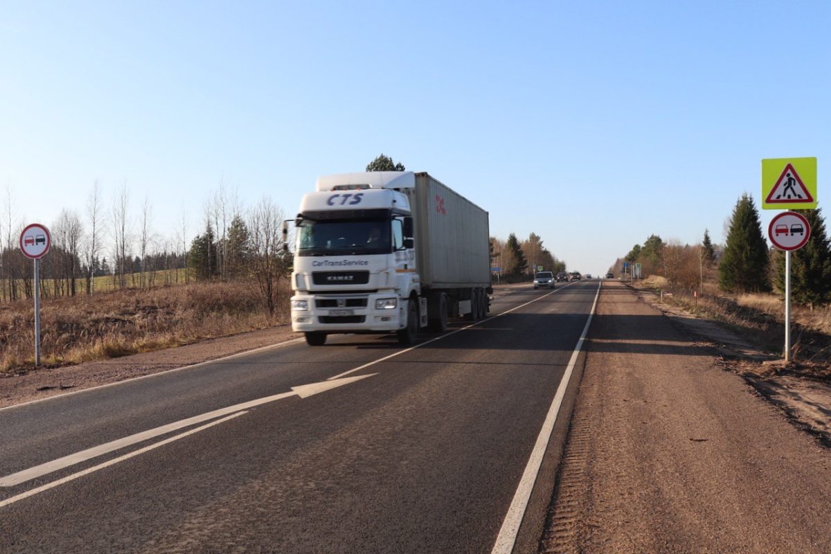 На дорогах Тверской области временно ограничат движение грузовых автомобилей