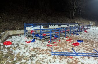 Вандалы разгромили трибуну стадиона в Тверской области Вандалы разгромили трибуну стадиона в Тверской области