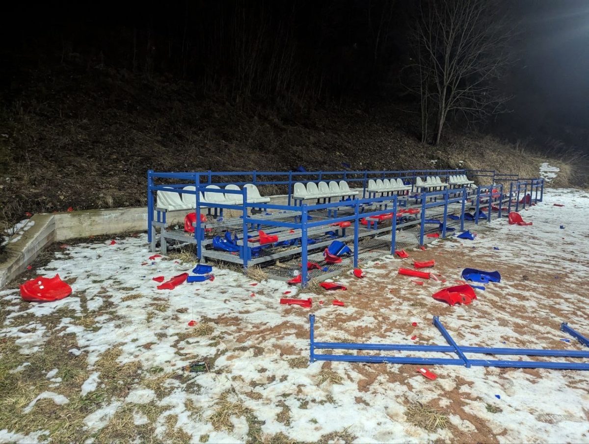 Вандалы разгромили трибуну стадиона в Тверской области