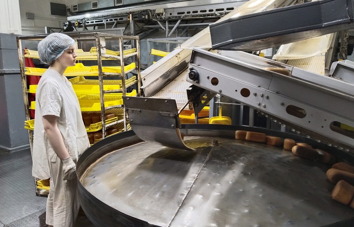 На каникулах подростки трудятся на предприятиях Тверской области