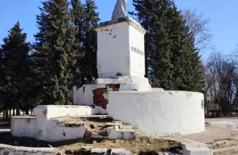 В Тверской области рушится памятник Ленину В Тверской области рушится памятник Ленину