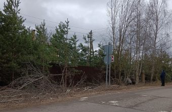 Жителям Тверской области пришлось самим прокладывать дорогу к остановке Жителям Тверской области пришлось самим прокладывать дорогу к остановке