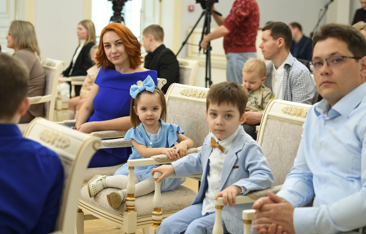 Губернатор Игорь Руденя вручил молодым семьям Тверской области жилищные сертификаты