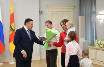 Губернатор Игорь Руденя вручил молодым семьям Тверской области жилищные сертификаты Губернатор Игорь Руденя вручил молодым семьям Тверской области жилищные сертификаты