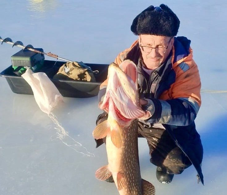 Рыбак поймал гигантскую щуку в Тверской области