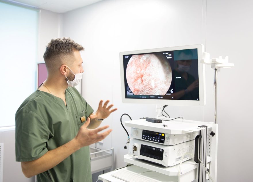 Врач рассказал о первых симптомах опасных тромбов