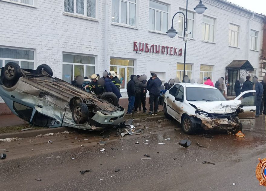 В Тверской области серьезно столкнулись «Рено» и «Лада»