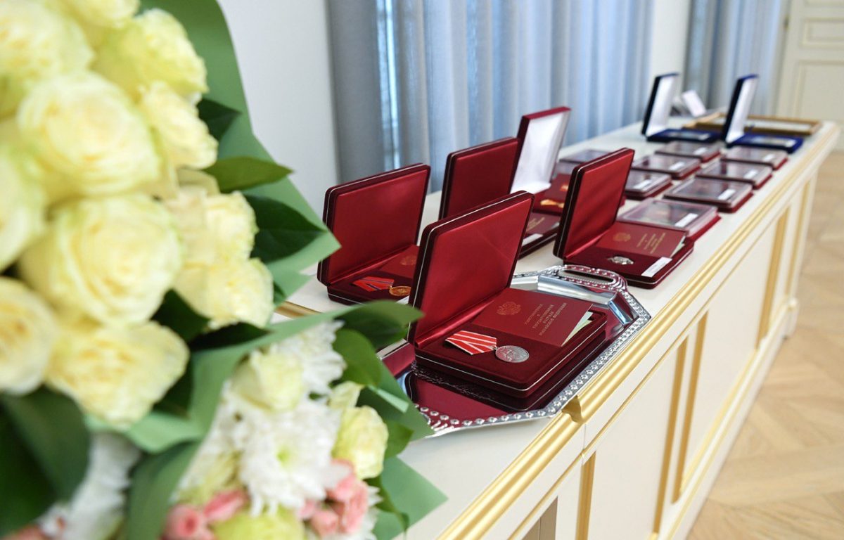 Игорь Руденя вручил жительницам Тверской области заслуженные награды