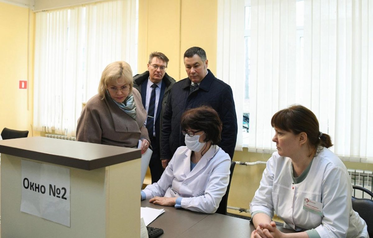 Игорь Руденя в Торжке проинспектировал строительство детской поликлиники